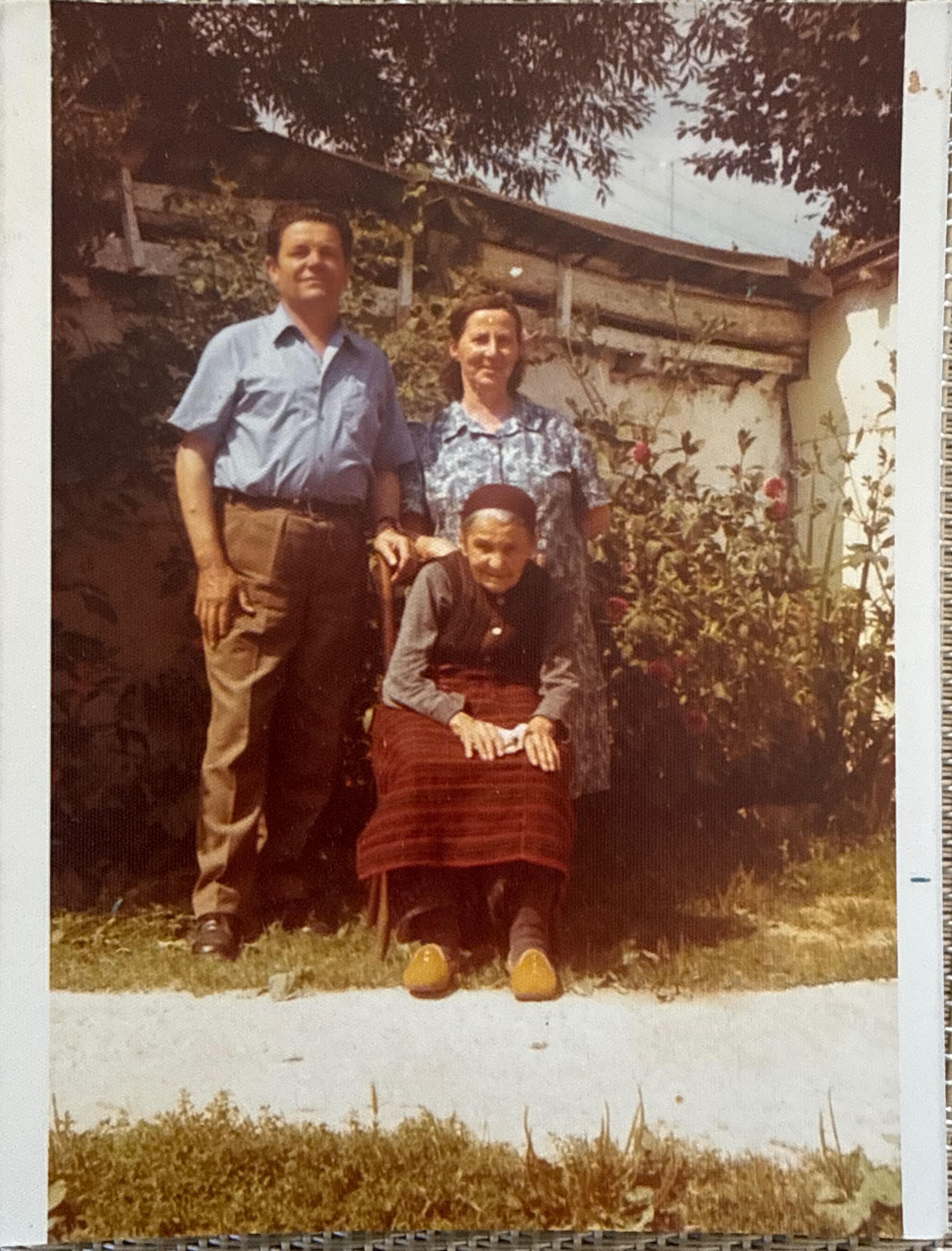 Јанићије, Даница и Јефимија Карић на породичној фотографији